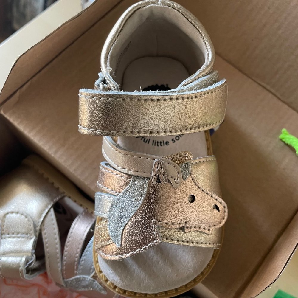 Livie and Luca Unicorn Sandals in Gold Metallic (US size 4)